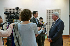 Naumburger Sternsinger zu Besuch beim Hessischen Ministerpräsidenten Volker Bouffier (Foto: Karl-Franz Thiede)